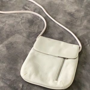 Misses/ladies white leather shoulder bag with multiple compartments